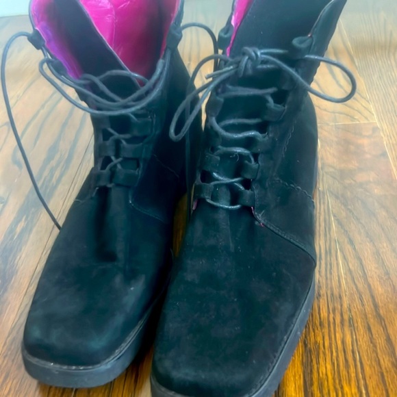 Andre Assous featherweight suede ankle boots SZ 9 made in Spain great condition. - Picture 8 of 8